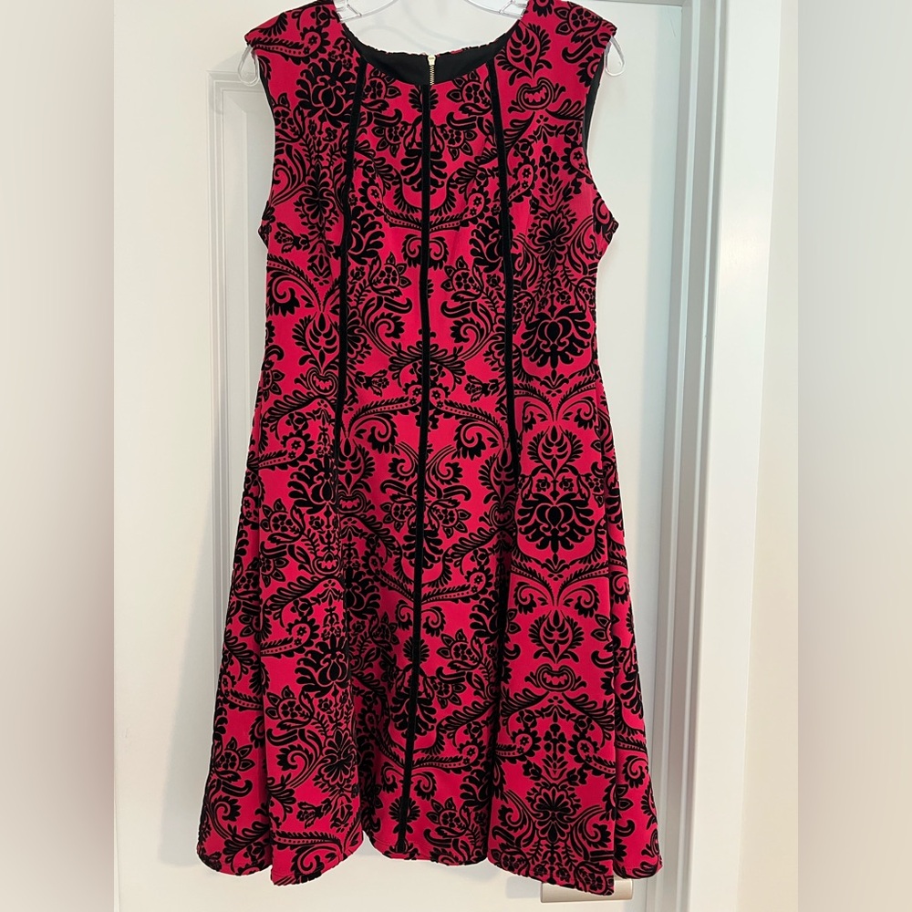 Roz & Ali Red & Black Velvet Size 10 Dress. Sleeveless